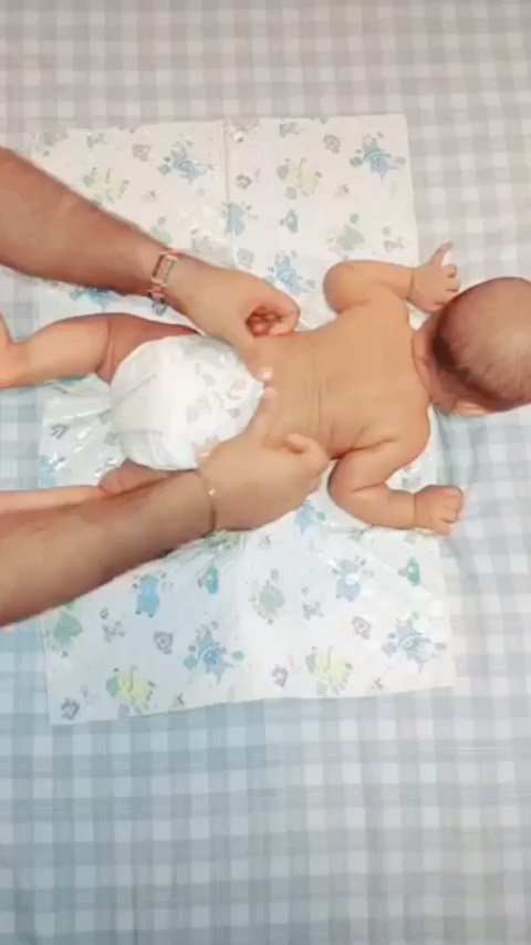 Pediatric massages help little babes to relax and prepare for a restful nights sleep after all of the hard work they do throughout the day (hey! It’s not easy wiggling all those body parts, taking in so much new informa…